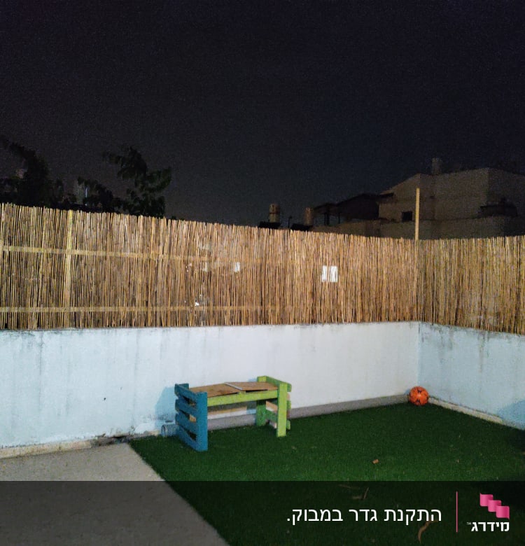 גדר עץ במרפסת עם דשא סינתטי